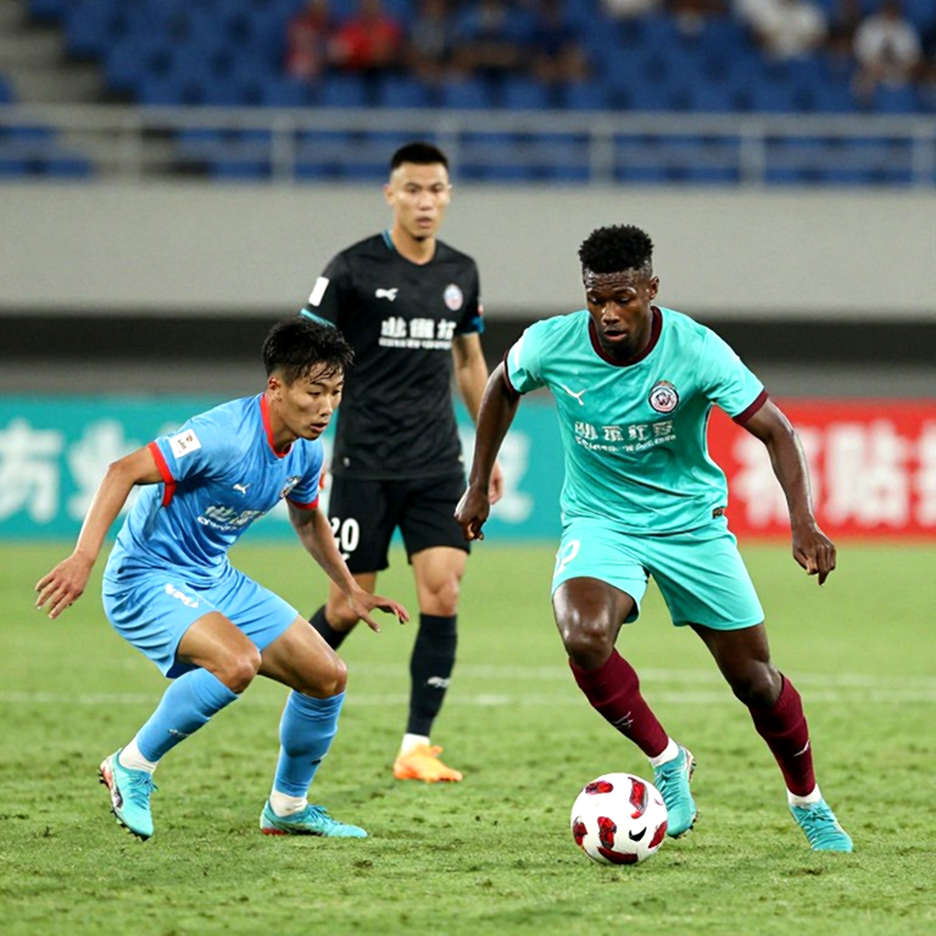 Aaron Anselmino and the Vicious Circle of a 21-Year-Old Centre-Back