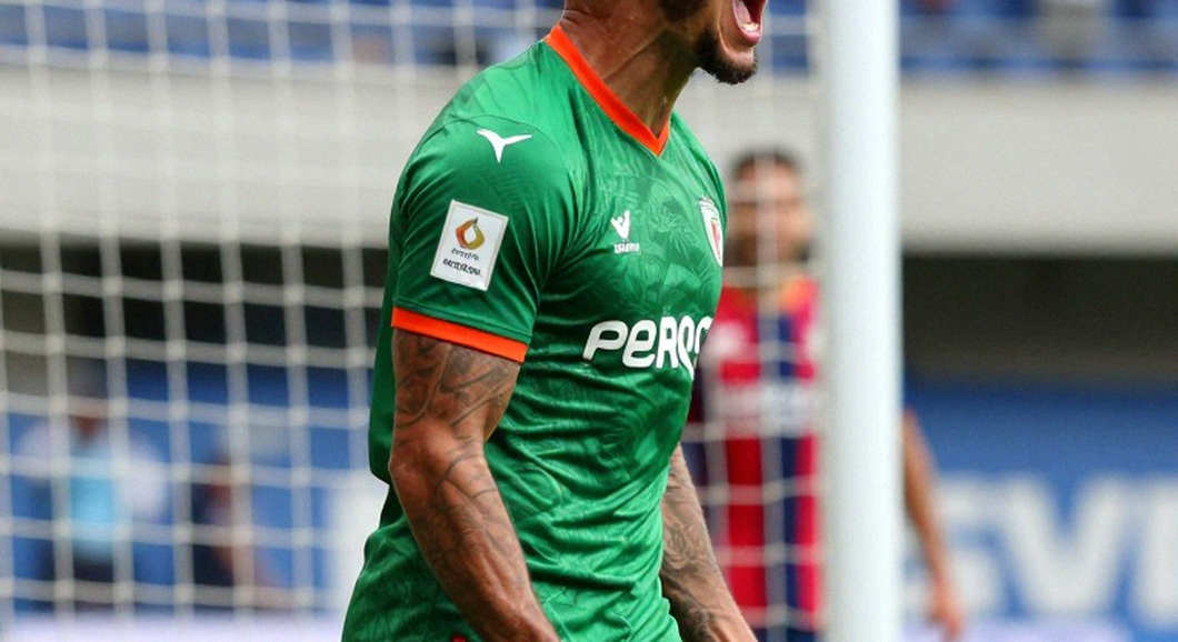 Aguirre at Valencia: A Contract Without a Tactical Board and the Power Vacuum at Mestalla Aguirre at Valencia: A Contract Without a Tactical Board and the Power Vacuum at Mestalla
