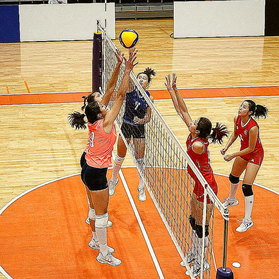 Kentucky hạ Louisville 3-1: Bốn tay đập, một set 29-27 và bài học về sự cân bằng