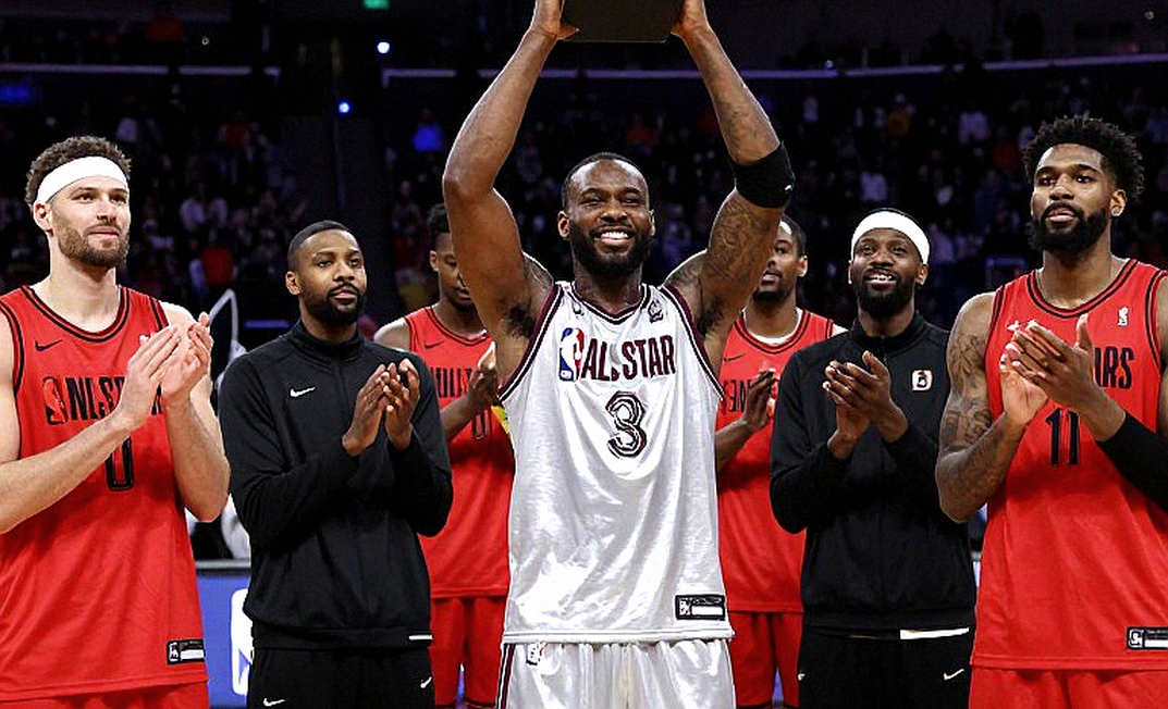 Bên trong thị trường chuyển nhượng NBA: người đọc dòng chữ nhỏ và bản báo cáo để trống