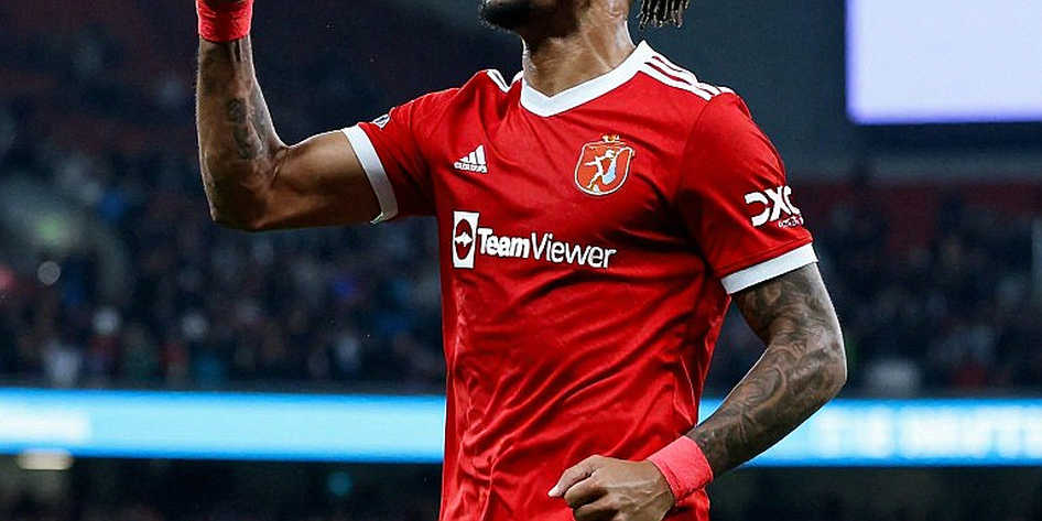 Hợp đồng bóng ma ở V.League: cái chợ họp lúc hai giờ sáng
