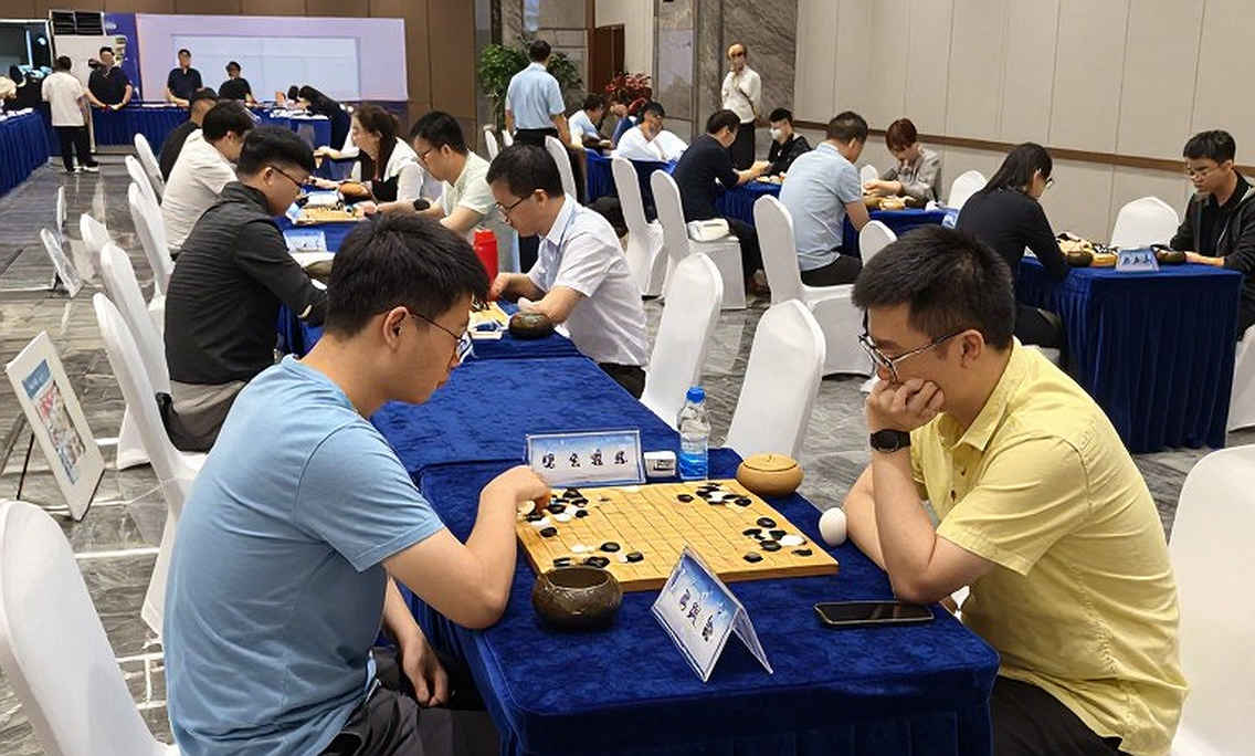 Carlsen phân tích trận tranh ngôi vua cờ: Sindarov là ứng cử viên nặng ký, Gukesh có trần cao hơn
