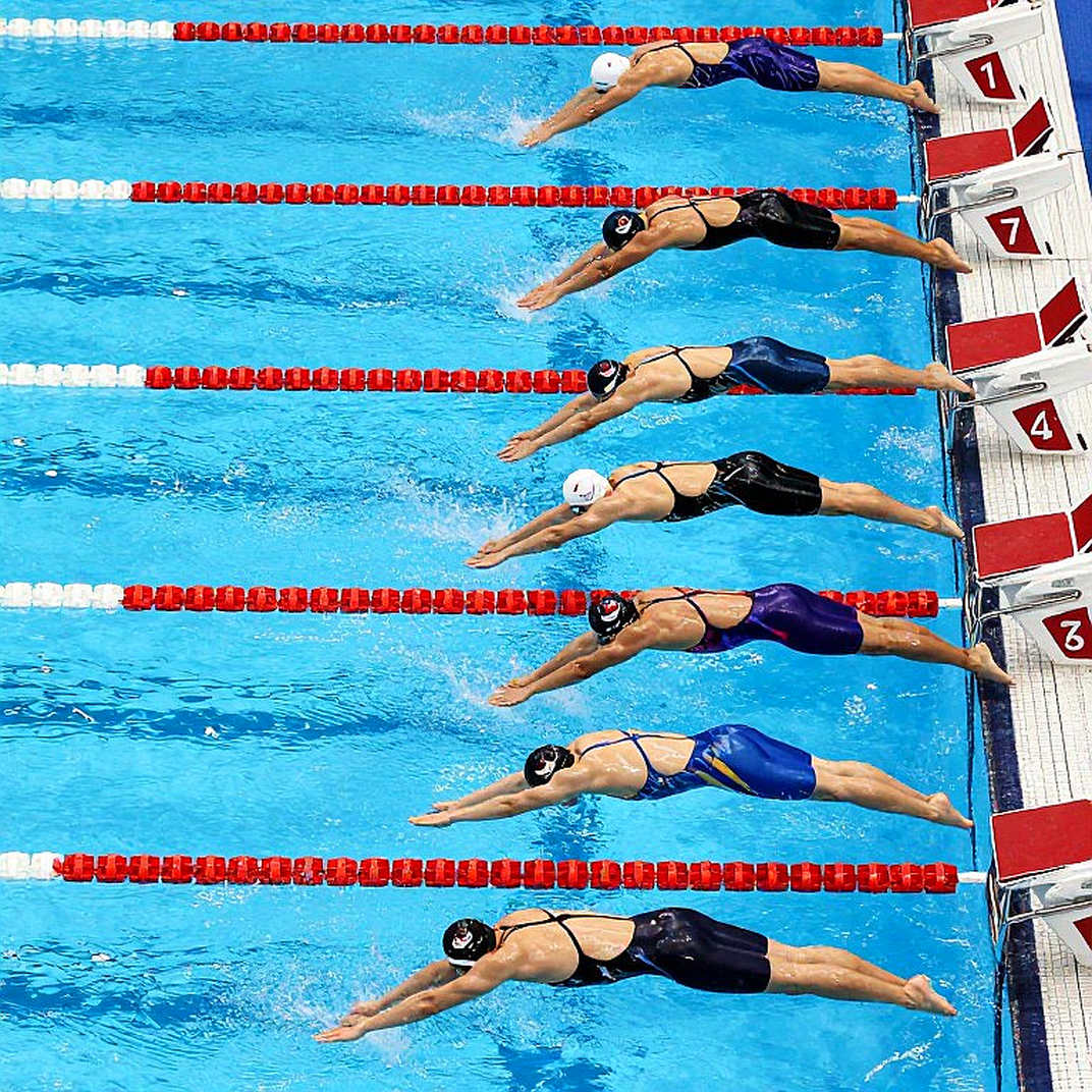Bên trong '2026 College Swimming League – Stats & Standings': tiêu đề hứa dữ liệu, phần thân chỉ là tấm danh thiếp